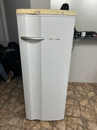 Vendo geladeira Eletrolux