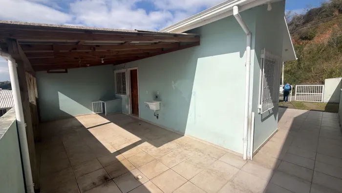Sua Casa Própria em Palhoça: 2 Quartos, Ótimo Quintal e Recente Localização