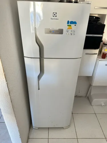 Geladeira Eletrolux 310L conservada