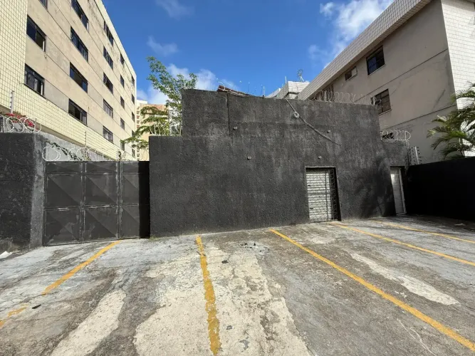 Ponto Comercial com garagem tendo 500m2 2 banheiros salas e area ampla