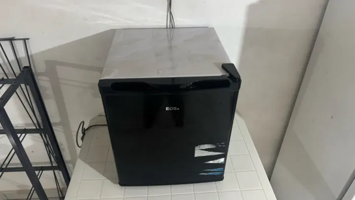 Frigobar Midea 45 litros muito novo