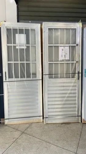 Porta Social Alumínio com Grade e Vidro até a metade (Postigo) 2,10x80