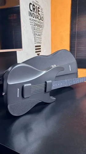 Guitarra Aeroband Ag01 Com Efeitos Digital Desmontavel Bluetooth Midi