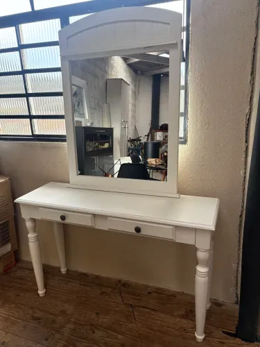 Conjunto aparador + espelho para quarto
