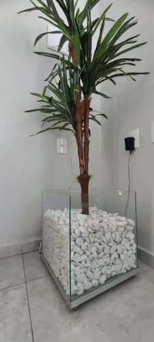 Cachepó de vidro com pedras e planta artificial 