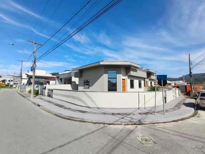 Casa 3 qtos com suíte, esquina, Bela Vista em Palhoça/SC