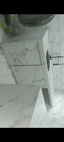 Trabalho com instalações de porcelanato e cerâmica