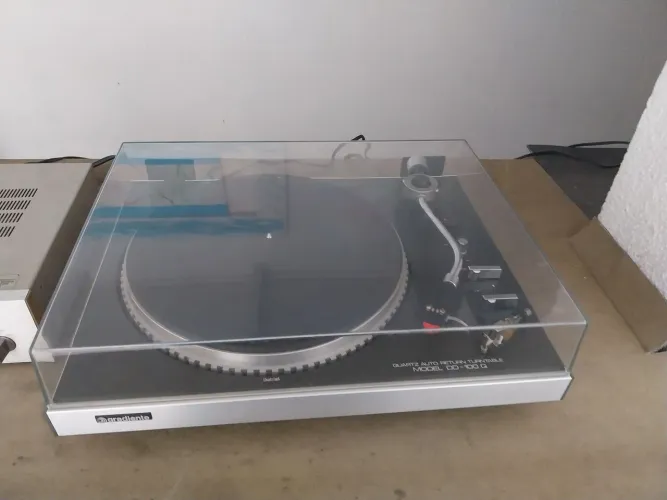 Vendo toca discos Gradiente modelo DDQ100Q funciona PARCIALMENTE. Veja na descrição.
