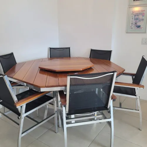Mesa de jantar oitavada com tampo giratório e cadeiras em alumínio com tela sling