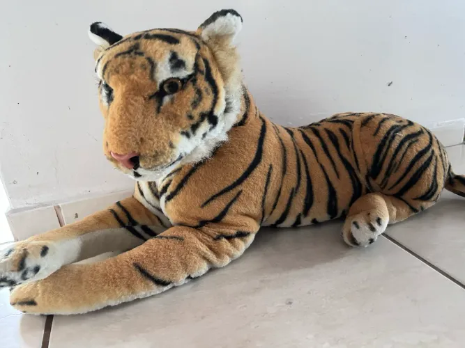 Urso de pelúcia de tigre deitado