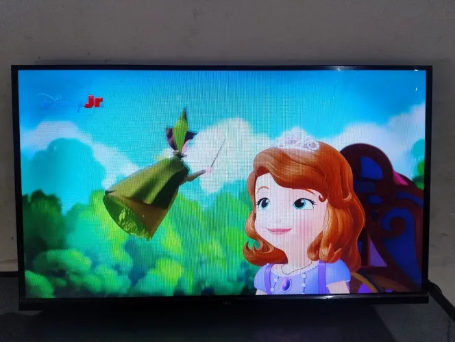 Tv HQ 32 polegadas smart borda infinita completa na garantia de fábrica ainda nova