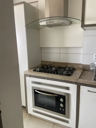 Fogão, forno e coifa.