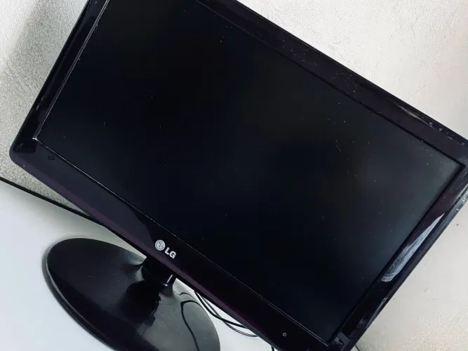Monitor LG Flatron 18,5? E1950T LED - VGA/DVI - Leia o anúncio