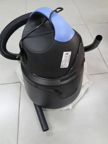 Aspirador Electrolux de pó e água.