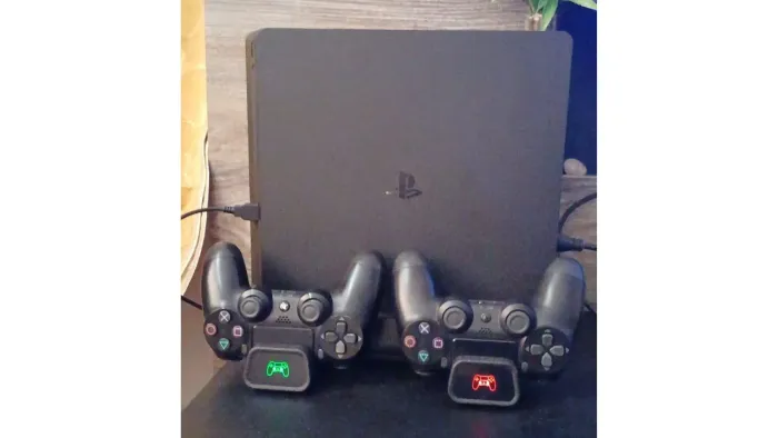 PS4 Slim 1TB 2 controles 3 jogos