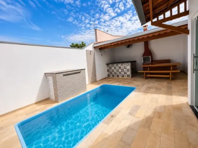 Casa Térrea de Esquina com Piscina e Churrasqueira, 4 Vagas de Garagem