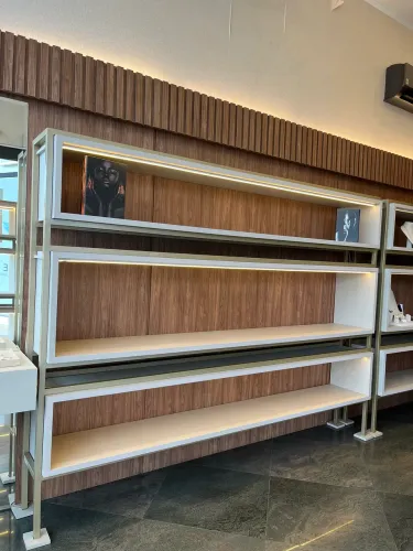 Prateleiras de Madeira e Metalon com LED - VENDA URGENTE ?
