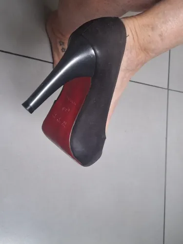 Lindo sapato preto com sola VERMELHA. Um charme Sonho dos Pés tamanho 35. Salto 10cm