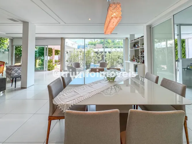 Casa duplex em condomínio no Tabajaras com 4 suítes