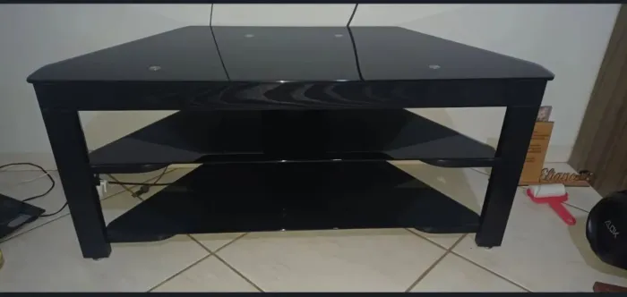 Mesinha em vidro fume Medindo 1.10m de frente com 2 parteleiras