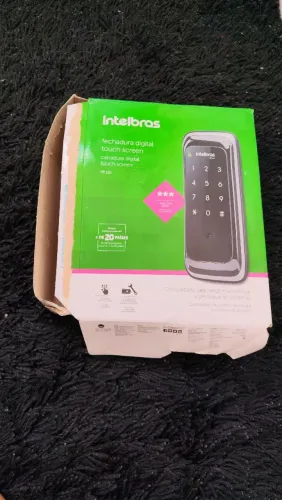Fechadura digital Intelbras FR 101 abre com senha, através do teclado touch