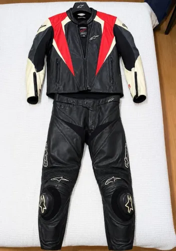 Conjunto Alpinestars Couro Legítimo para Moto - Jaqueta e Calça