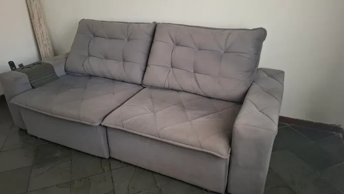 Sofá retrátil na cor cinza