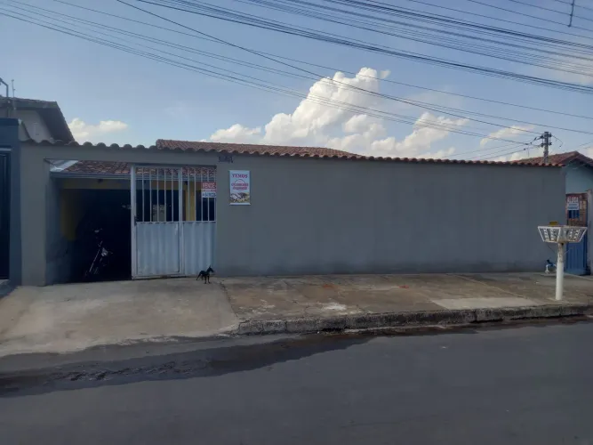 Casa localizada no Taguaí 2 na rua da igreja católica