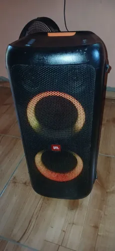 Caixa de dom jbl partybox 200 esse modelo  nao tem bateria 