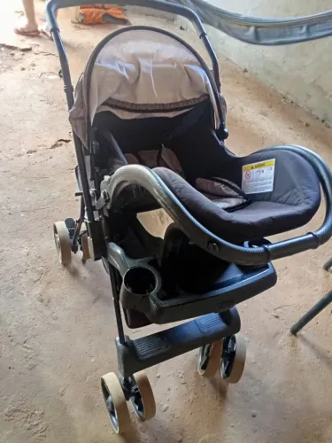Carrinho de bebê semi novo