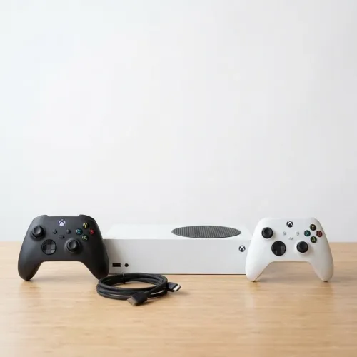Xbox Series S + 2 Controles (Preto e Branco) Impecável