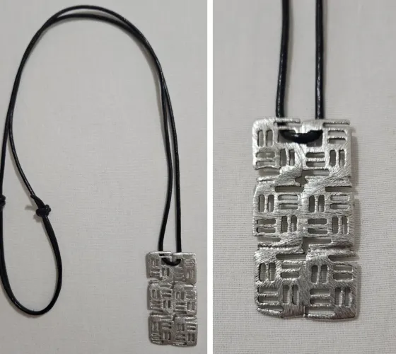 Colar com fio de couro que regula o tamanho