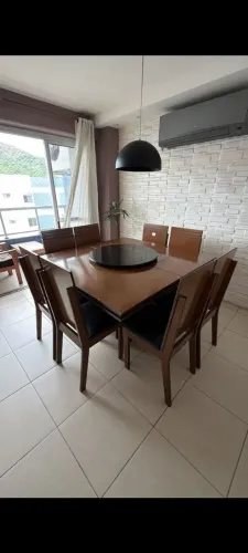 Mesa 8 lugares madeira, 2 cadeiras precisão de uma reforma simples.