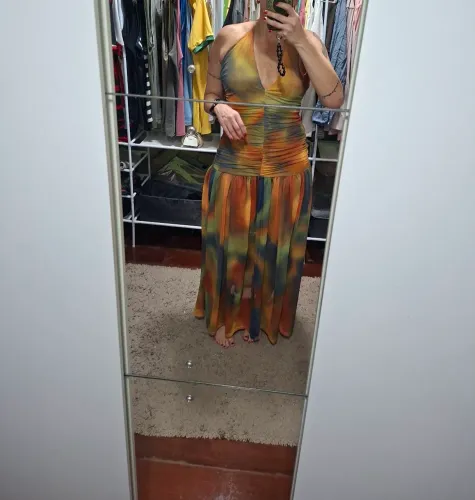 Vendo vestidos nunca usados o preço é referente aos dois, 75 cada