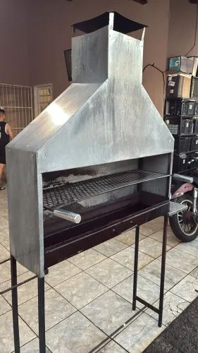 Churrasqueira de Aço com Coifa e Chaminé - Compacta