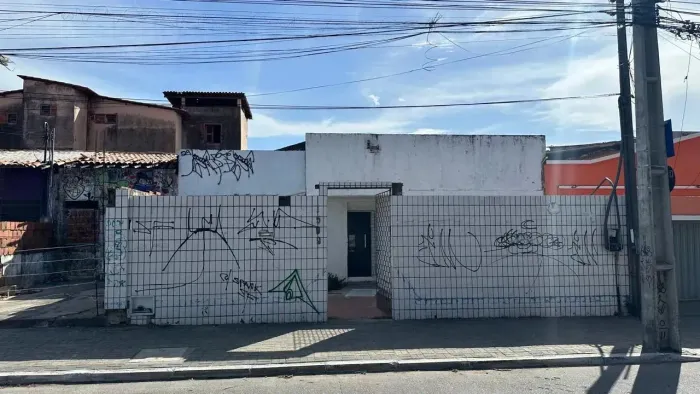 Ótima casa para fins comerciais na Av. Fernandes Távora
