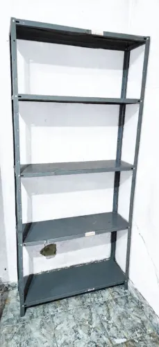 Prateleiras usadas tenho 30 estantes