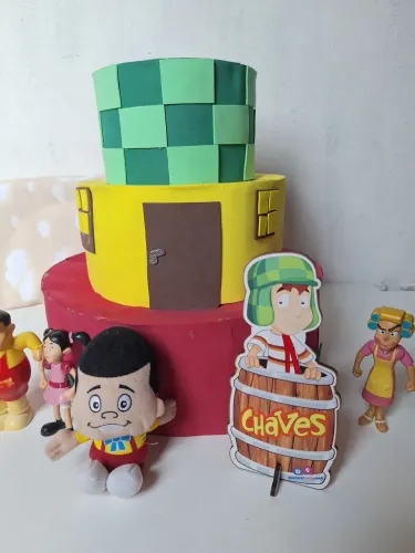 Bolo fake para festa infantil tema chaves com personagens