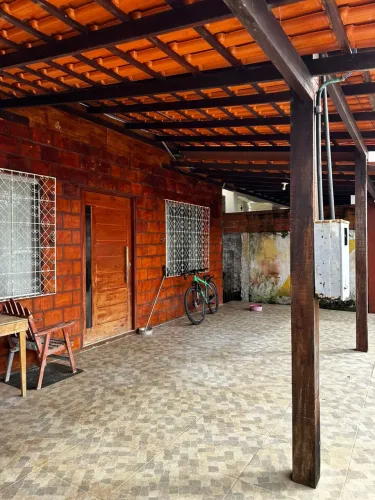 VENDE-SE CASA COM EXCELENTE LOCALIZAÇÃO