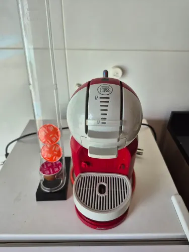 Cafeteira Dolce Gusto mais porta capsula