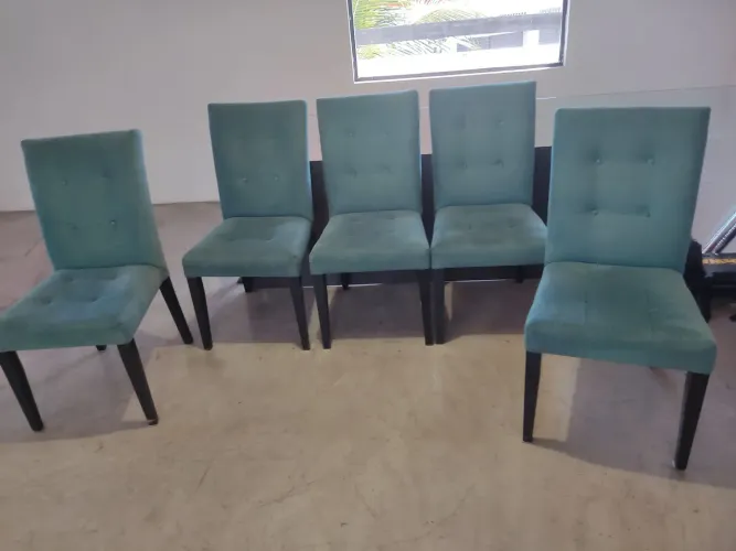 Cadeiras são 8 unidades