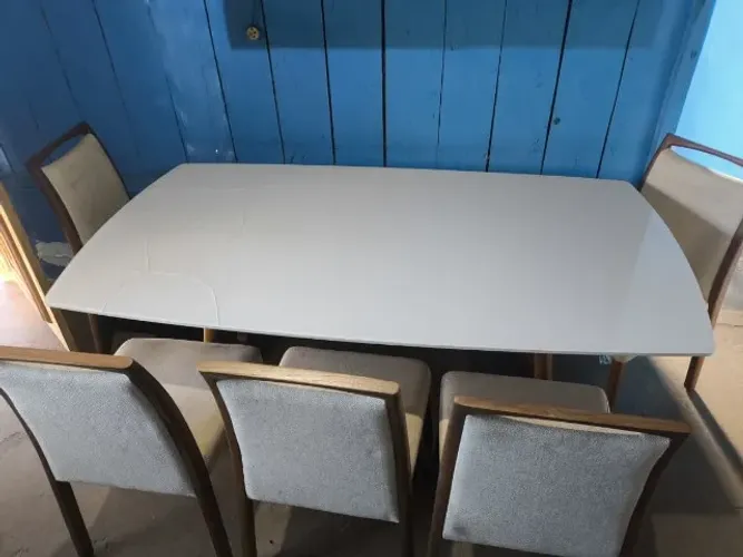Mesa de Jantar 6 lugares - Tampo Laqueado Branco - Vidro e Base em Madeira 1,80 m x 1,00 m