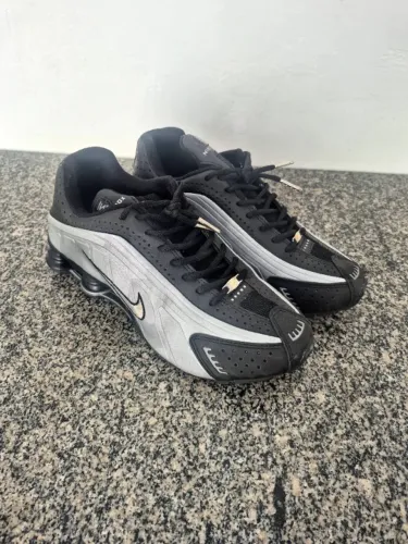 Nike shox r4, preto e branco