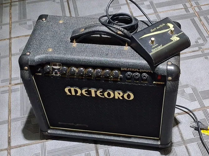 AMPLIFICADOR + Foot switch - METEORO DEMOLIDOR FWG-50