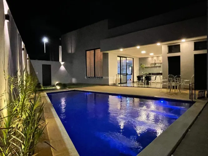 Casa à venda em Uberaba, localizada no exclusivo condomínio Estância dos Ipês.