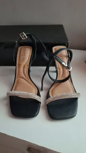 2 pares de sandálias novas 79 reais