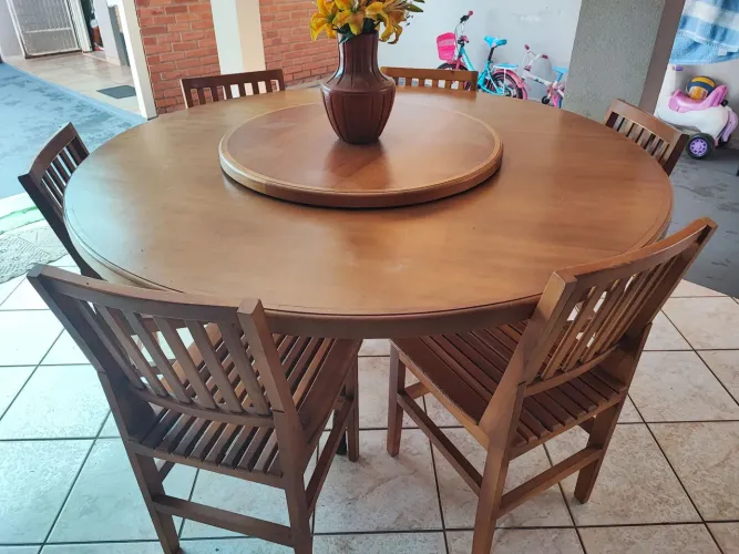 Mesa madeira maciça com centro giratório