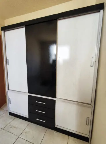 Guarda roupa conservado entrego e monto 