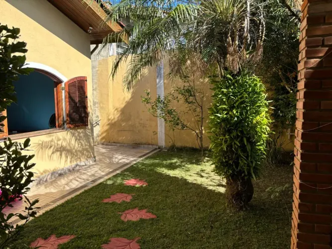 Casa com Quintal e Gramado!