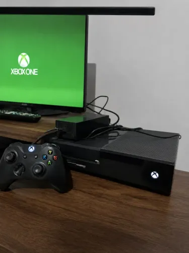Urgente XBOX ONE 500GB+1 Controle+Jogos instalados somente hoje $700 avista em dinheiro 